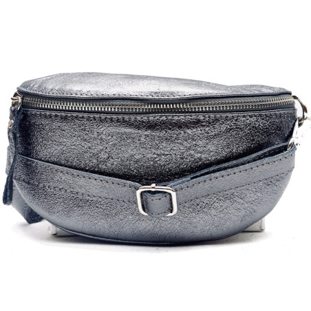 Sac banane femme tendance en cuir irisé porté de travers et à la taille gris foncé irisé
