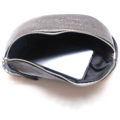 Sac femme en cuir grainé irisé porté à la taille gris foncé irisé sac banane tendance