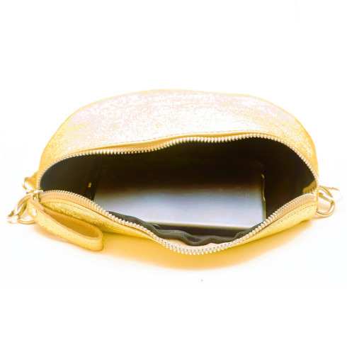 Sac banane femme tendance en cuir grainé porté à la taille et de travers or vif
