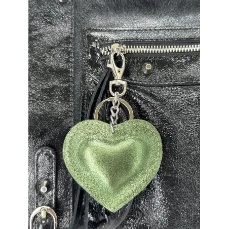 porte cles coeur en cuir brillant de couleur vert kaki tendance