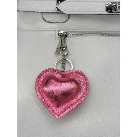 charm forme coeur porte-clés en cuir irisé rose néon