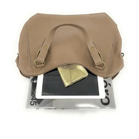 Sac à main tendance femme en cuir lisse italien porté épaule taupe clair