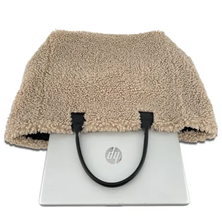 maxi sac femme en tissu peluche marron taupe et anse en cuir