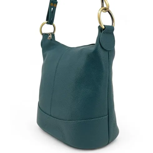 Sac bandoulière femme en cuir grainé porté épaule de travers et bandoulière bleu canard sac seau tendance