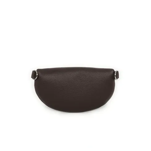 Sac banane tendance femme en cuir grainé porté à la taille et de travers marron foncé