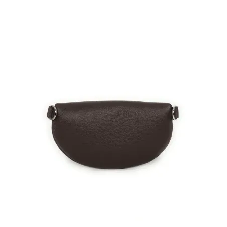 Sac banane tendance femme en cuir grainé porté à la taille et de travers marron foncé