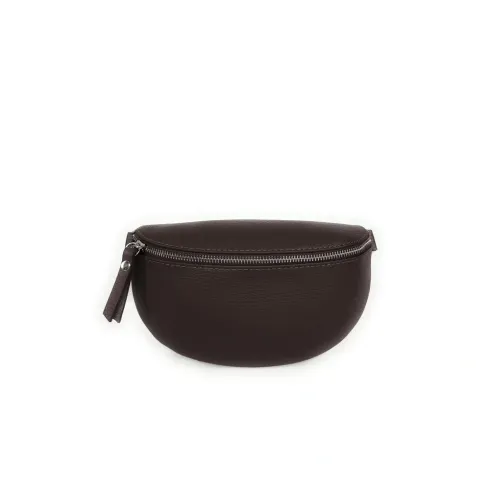 Sac banane très tendance femme en cuir italien grainé porté de travers chocolat