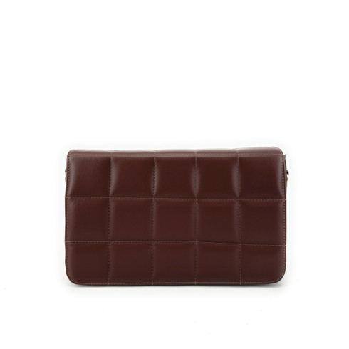 sac à main pochette forme trotteur en cuir matelassé marron foncé