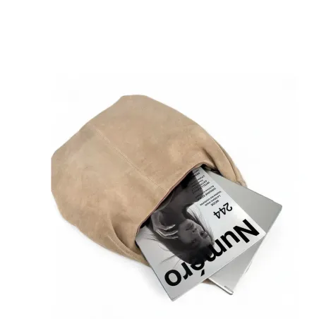 sac en cuir beige en daim pour femme porté épaule forme hobo tendance