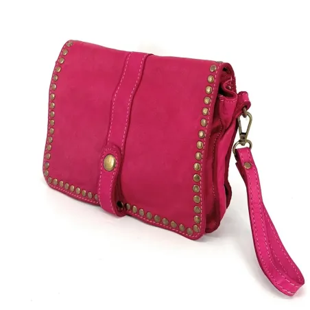 Sac besage messenger en cuir vintage souple délavé used look avec bandoulière amovible et reglable rose fuschia revers clouté