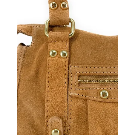 mini sac femme en croûte de cuir marron camel porté main avec bandoulière