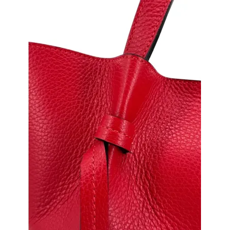 sac en cuir grainé rouge clair porté main avec bandoulière
