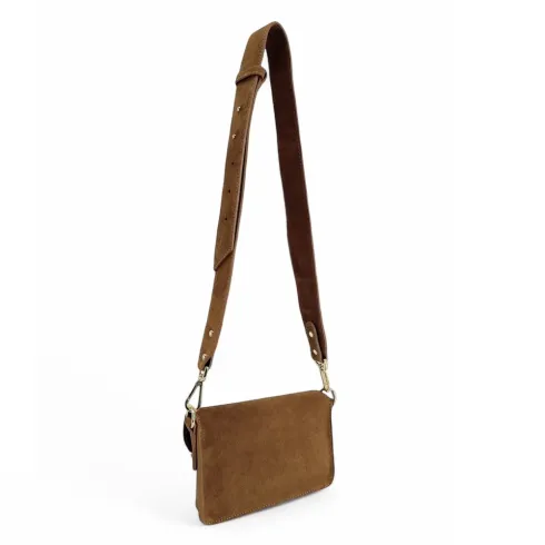 mini sac pochette en cuir marron cannelle porté main avec bandoulière amovible