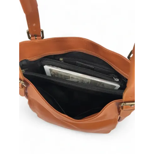 Sac tendance femme en cuir lisse porté épaule et de travers cognac