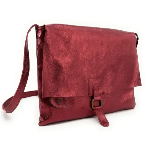 Sac très tendance femme en cuir italien grainé porté bandoulière framboise irisé