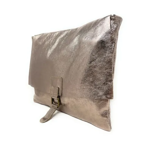 Sac bandoulière tendance femme en cuir italien grainé porté épaule champagne irisé