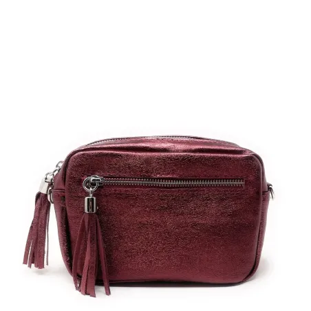 Sac très tendance femme en cuir grainé irisé porté épaule et de travers framboise irisé