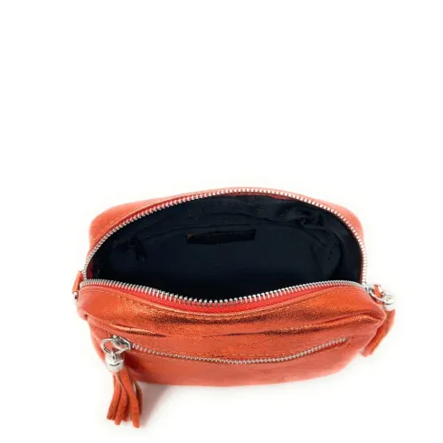 Sac trotteur tendance femme en cuir irisé italien porté épaule et de travers orange