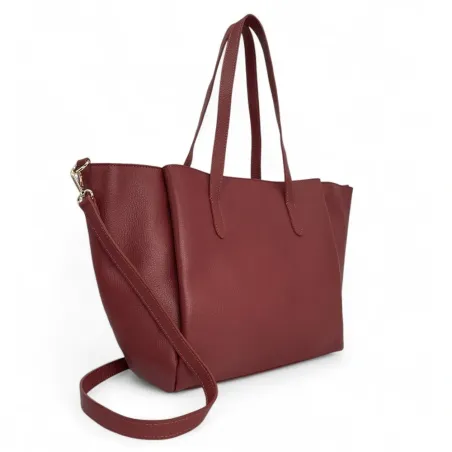 maxi cabas rouge bordeaux porté main et épaule en cuir grainé