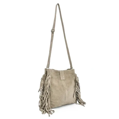 Sac bandoulière femme en cuir nubuck porté épaule de travers et bandoulière taupe clair