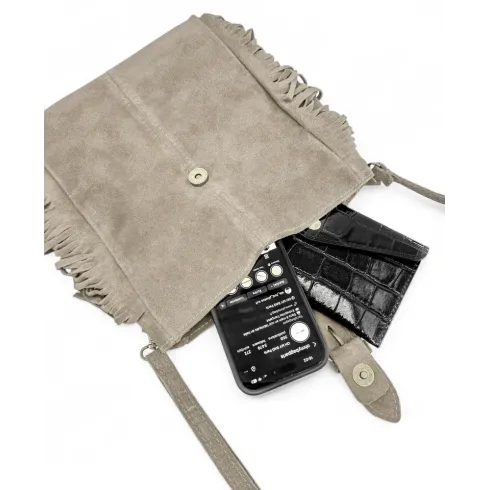 Sac bandoulière tendance femme en cuir italien nubuck porté de travers et épaule taupe clair