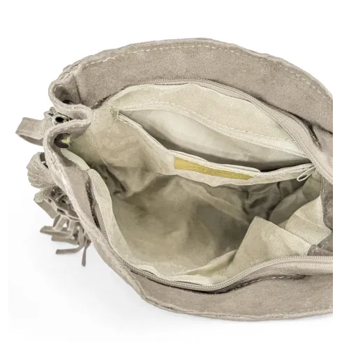Sac bandoulière tendance femme en cuir nubuck porté épaule et de travers taupe clair