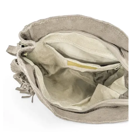 Sac bandoulière tendance femme en cuir nubuck porté épaule et de travers taupe clair