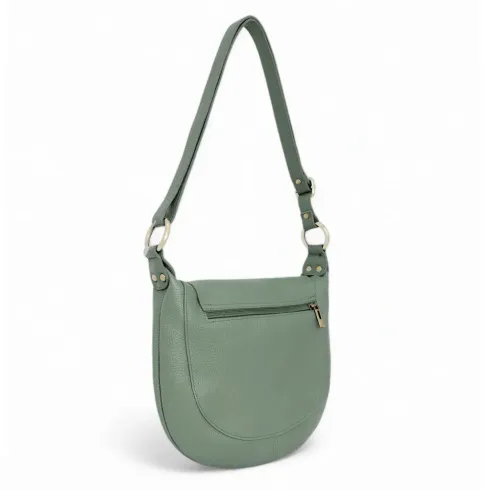 Sac femme très tendance en cuir grainé porté épaule de travers et bandoulière vert pastel