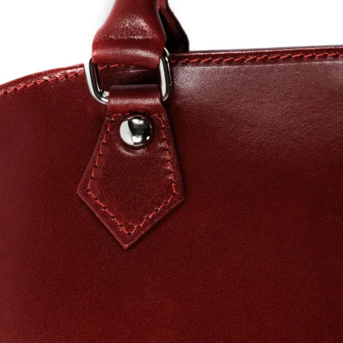 Sac femme très tendance en cuir lisse italien porté épaule avec bandoulière réglable rouge foncé