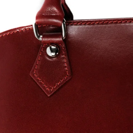 Sac femme très tendance en cuir lisse italien porté épaule avec bandoulière réglable rouge foncé
