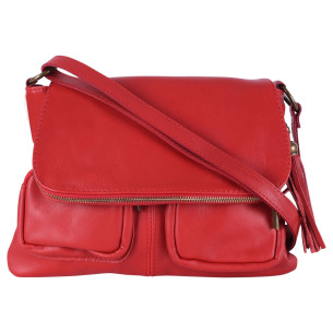 Sac bandoulière très tendance femme en cuir lisse porté épaule de travers et bandoulière rouge clair