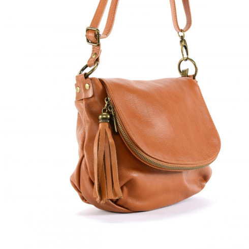 Sac bandoulière femme très tendance en cuir porté épaule avec bandoulière réglable cognac