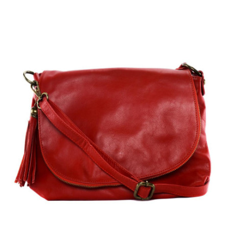 Sac bandoulière femme en cuir lisse porté bandoulière et de travers rouge clair