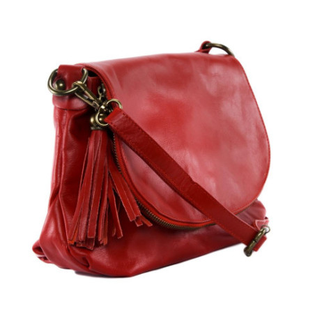 Sac tendance femme en cuir italien lisse porté épaule de travers et bandoulière rouge clair