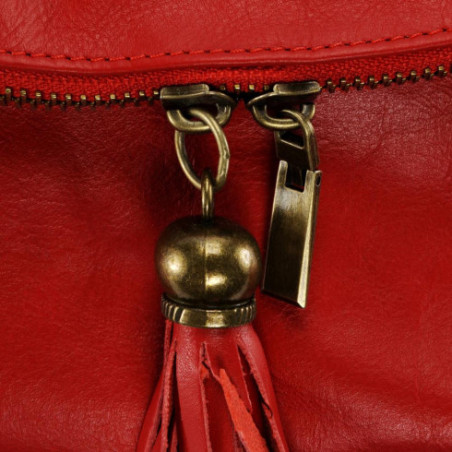 Sac bandoulière femme tendance en cuir lisse porté épaule et de travers rouge clair