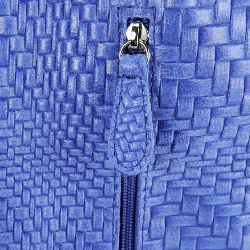 Sac à main très tendance femme en cuir embossé tressage porté épaule bleu roi