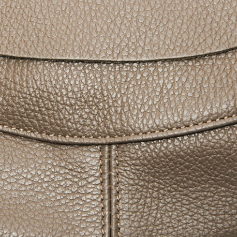 Sac bandoulière tendance femme en cuir porté épaule avec bandoulière réglable taupe foncé