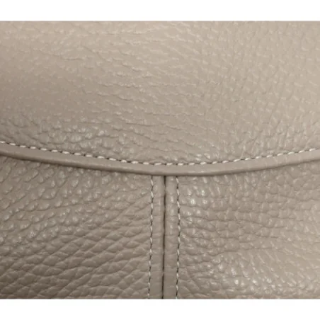 Sac bandoulière femme très tendance en cuir grainé porté épaule rose pale