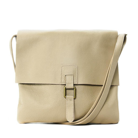 Sac bandoulière tendance femme en cuir grainé porté épaule taupe clair