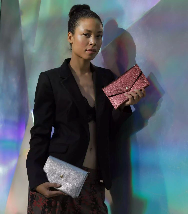 Sacs pochettes de soirée en cuir irisé TINA et MAELIA