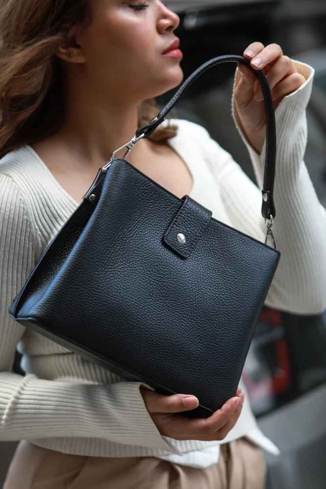 Mini sac à main noir en cuir grainé MARTENS