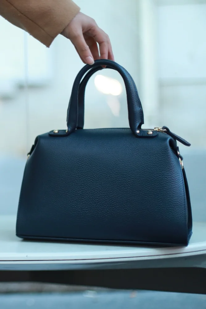 Petit sac à main noir en cuir grainé de forme bowling MAELSTROM